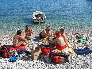Pic nic sur une plage en Croatie: Blandine,Angelique,SylvieJérome,Pierre,Andre